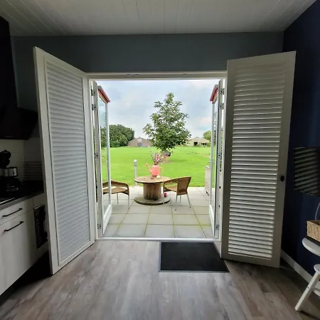 לינה וארוחת בוקר Buutegeweun 3*