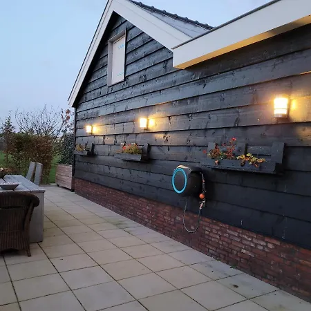 לינה וארוחת בוקר Buutegeweun 3*